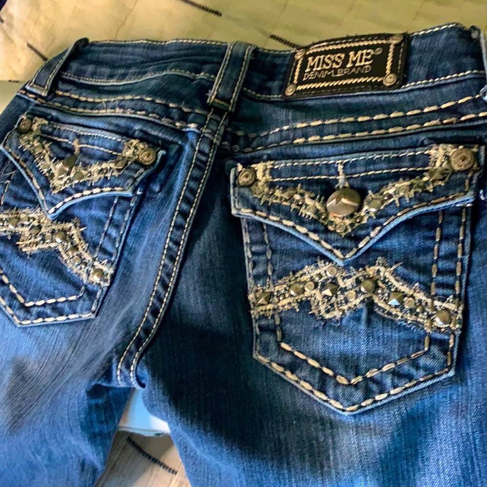 Miss Me women’s jeans. Mid rise. Bling pocket. Sz 25.